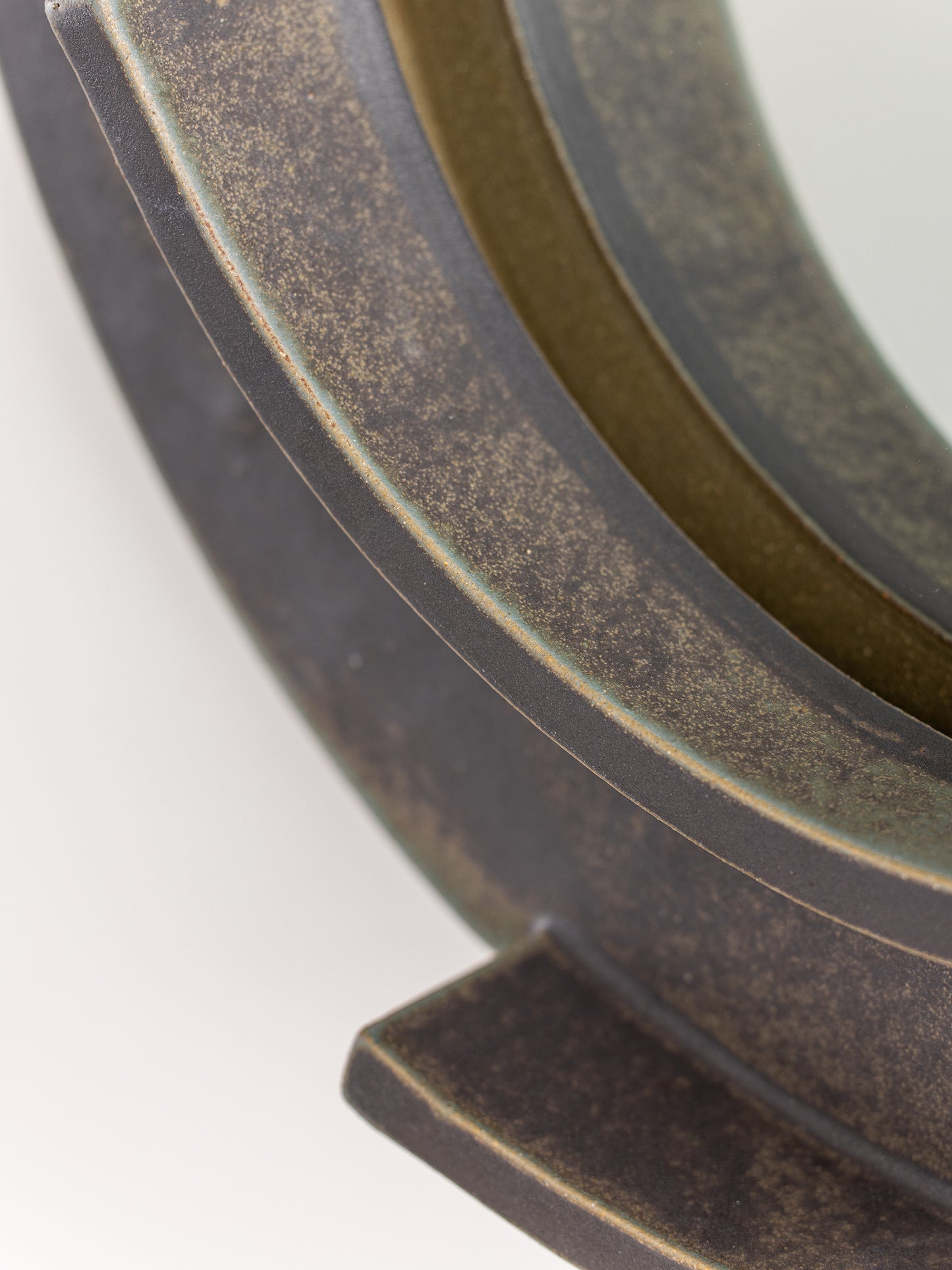 Torin Mirror, Round
